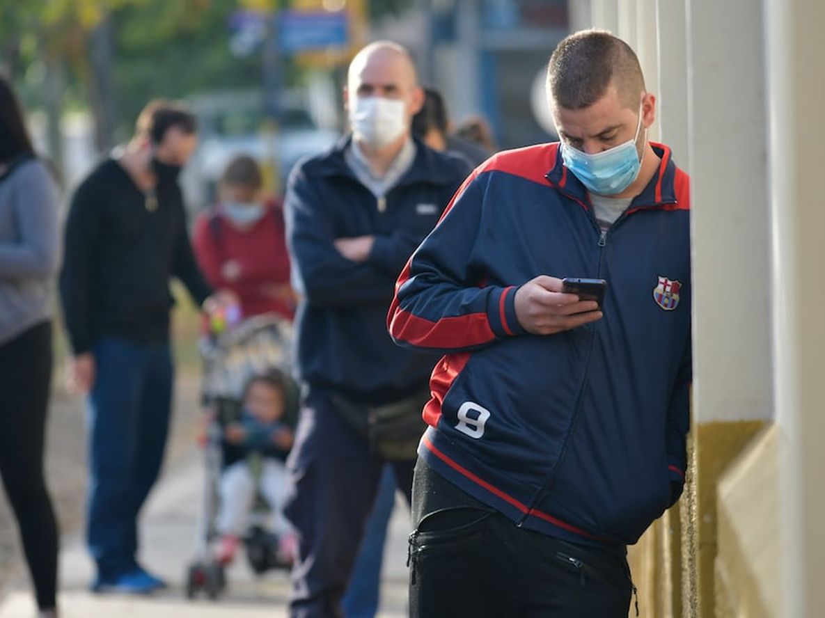 Filas para realizar los testeos de Covid 19 en el Hospital Español.