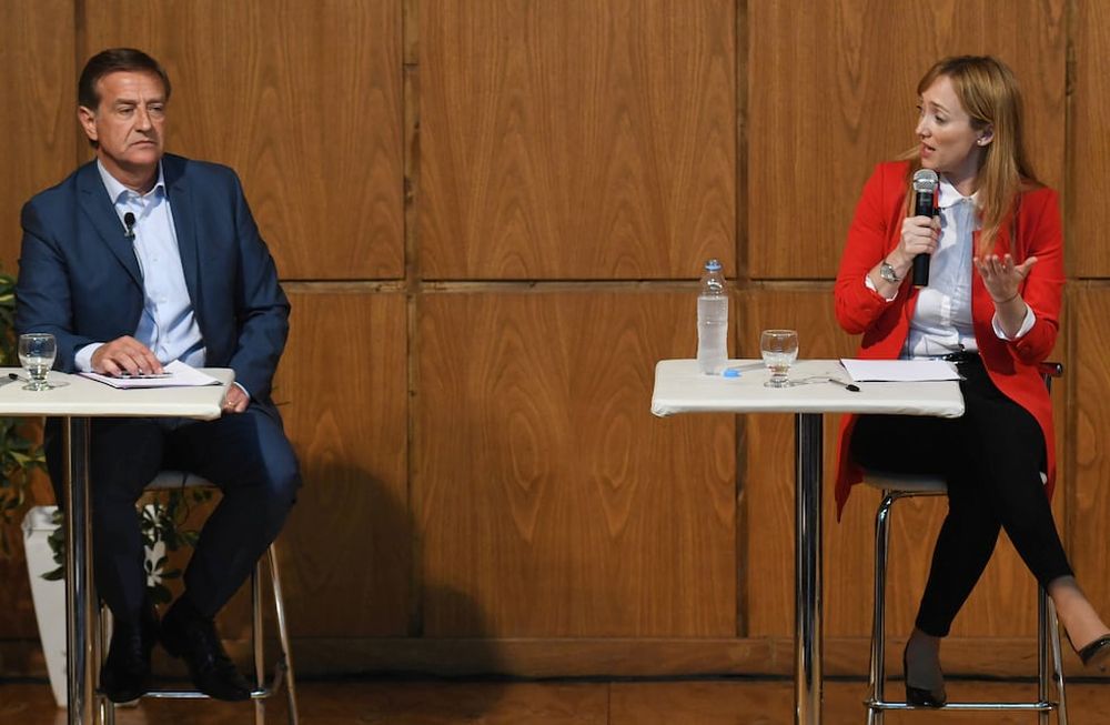 Los candidatos a gobernador Rodolfo Suarez junto a Anabel Fernandez Sagasti, en 2019 en el debate de la Universidad Maza junto a Diario Los Andes. Hoy radicales y peronistas prefieren no debatir.