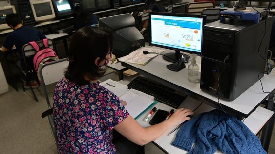 Hasta el 22 de agosto está abierta la convocatoria para que los docentes accedan a equipos y recuperen el 40% de lo que inviertan para gastar en lo que quieran. Foto: Orlando Pelichotti / Los Andes