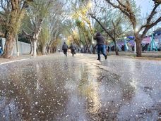 Cayó granizo en el show de Valentino Merlo.