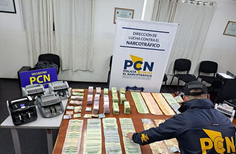 Dinero secuestrado a los joyeros detenidos junto al comisario Dino Rossignoli. Gentileza: ministerio de Seguridad.