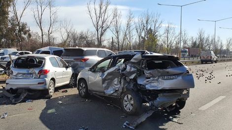 Fuerte choque múltiple en el Acceso Sur generó demoras en el tránsito