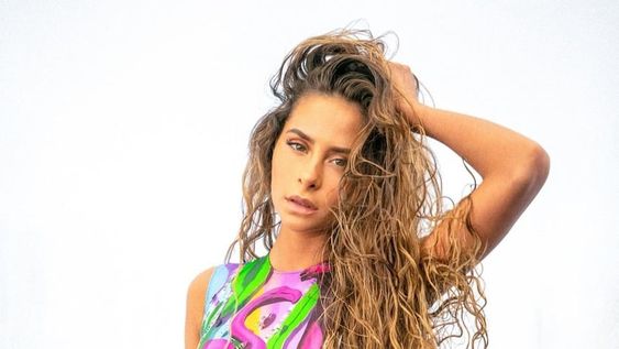 Cami levantó la temperatura de las redes con un ajustado traje de gatúbela