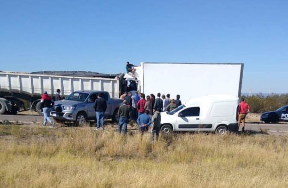Uno de los camiones se quedó sin freno e impactó por atrás al otro. Dos personas quedaron atrapadas y luego rescatadas por bomberos y policía. Foto: Gentileza / El Cuco Digital