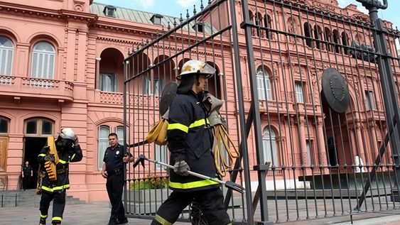 Bomberos de la Policía Federal sofocaron un principio de incendio en la Casa Rosada, provocando una rápida evacuación cerca del despacho de Santiago Caputo. Bomberos de la Policía Federal sofocaron un principio de incendio en la Casa Rosada, provocando una rápida evacuación cerca del despacho de Santiago Caputo.