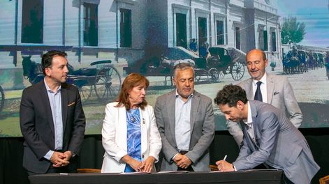 Los Andes | Tadeo García Zalazar (ministro de Educación, Cultura, Infancias y DGE), Esther Sánchez (rectora UNCuyo), Miguel Títiro (periodista Los Andes), Alfredo Cornejo (gobernador de Mendoza), Rodolfo Vargas Arizu (ministro de Producción) y Pablo Dellazoppa (direc