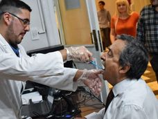 Personal del Laboratorio de Huellas toma la muestra del diputado provincial Enrique Thomas y a partir de ahora pasará a formar parte del Registro que ya cuenta con 89.000 perfiles genéticos.