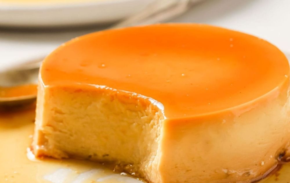 Este flan puede resultar atractivo para quienes buscan reducir el consumo de carbohidratos y evitar el azúcar en sus postres.
