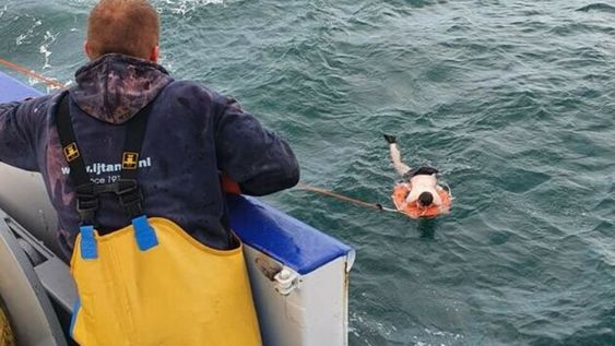 A través de un salvavidas el joven fue subido a la embarcación. Foto: Twitter/@ABUSEDJUSTICE