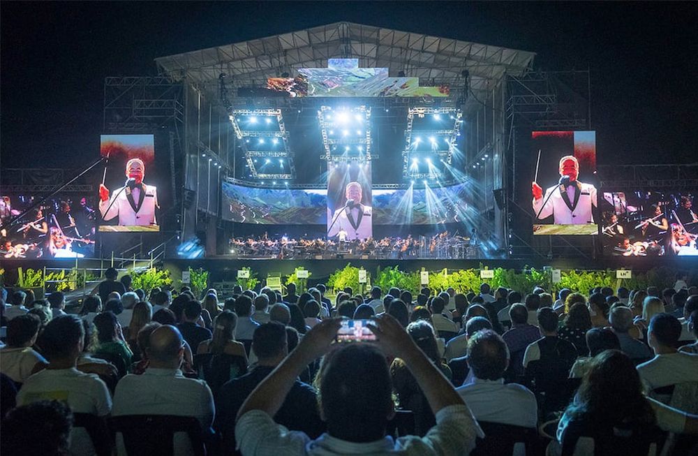 El escenario, detrás de los viñedos que recorrerán las soberanas, brillará con la presencia de la Orquesta Filarmónica, como en 2020. Foto: archivo / Los Andes