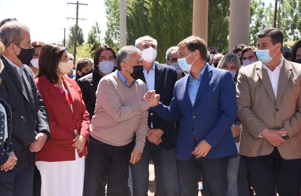 El gobernador Rodolfo Suárez junto al diputado nacional Alfredo Cornejo y el vicegobernador Mario Abed en la inauguración de obras en San Martín para evitar filtraciones de agua.