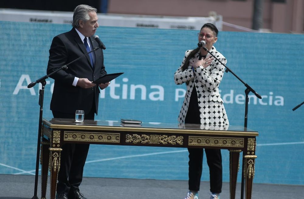 El Presidente Alberto Fernández le toma juramento a Ayelén Mazzina, quien estuvo al frente del Ministerio de la Mujer. Foto de archivo. Federico López Claro