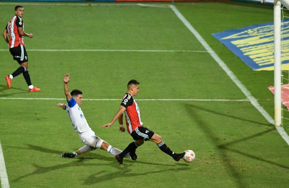Télam 20/03/2021 Mendoza: River Plate golea 5 a 0 a Godoy Cruz, al final del primer tiempo del partido que juegan esta noche en Mendoza por la sexta fecha de la zona 1 de la Copa de la Liga Profesional de Fútbol, Rafael Santos Borré marca el primer gol para River.