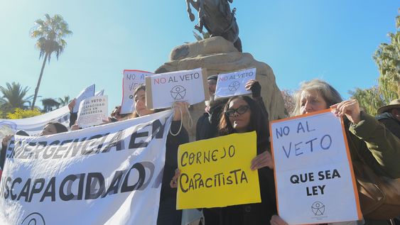 Marcha de jubilados por las calles del centro de Mendoza. Cientos de personas se manifestaron en contra del veto del presidente de Milei a las leyes que aumentan el salario de los jubilados y declaran la emergencia en discapacidad.&nbsp;