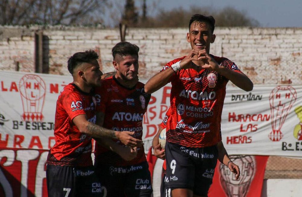 Bruno Nasta (9), goleador de Huracán Las Heras.