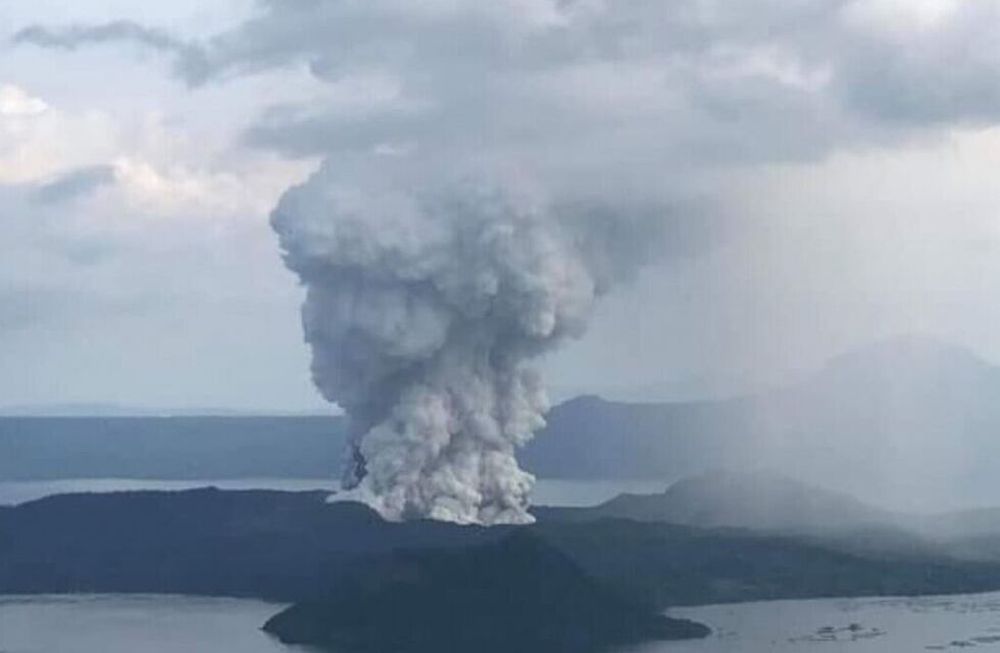 El magma entró en contacto con el agua en el cráter principal del volcán Taal - Gentileza