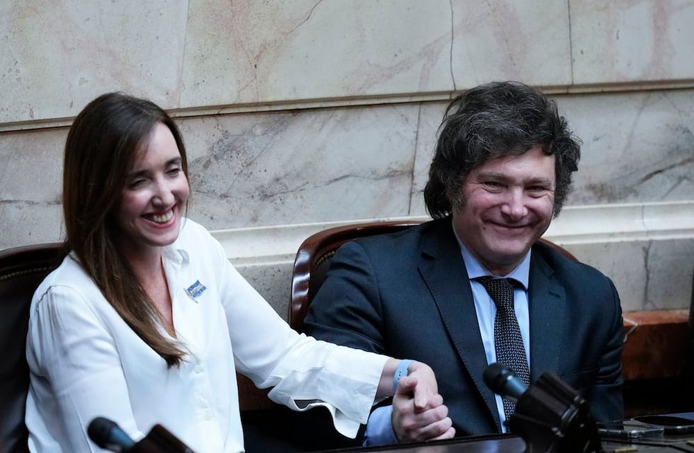 El presidente electo Javier Milei y la vicepresidenta electa Victoria Villarruel asisten a una sesión conjunta del Congreso que los declaró oficialmente ganadores de la segunda vuelta presidencial, en Buenos Aires, Argentina, el miércoles 29 de noviembre de 2023. (AP Foto/Natacha Pisarenko)