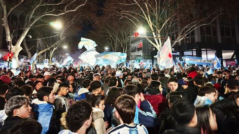 Miles de mendocinos coparon el KM 0 para celebrar el pase de Argentina a semifinales del Mundial 2026