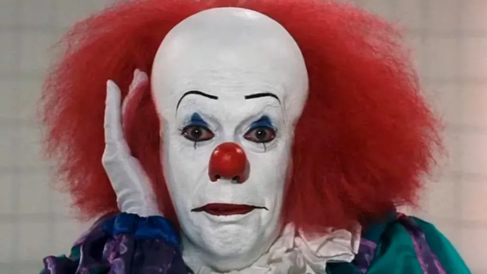Tim Curry como Pennywise en It (1990)