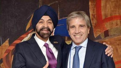 El presidente del Banco Mundial, Ajay Banga, y el ministro de Economía, Luis Caputo, en Washington