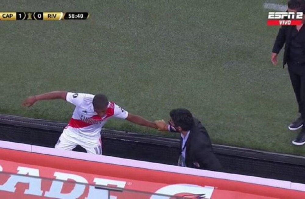 Al uruguayo Nicolás De La Cruz no le gustó nada su reemplazo y se enfureció con el cuerpo técnico del Millonario. / Gentileza.