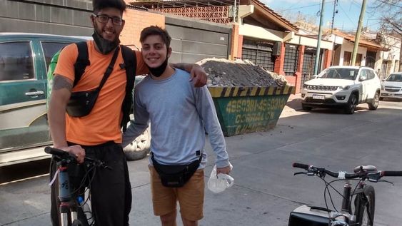 Luciano Herrera y Leandro García sufrieron el robo de un modesto autito con el que repartían pan y ahora lo hacen en bicicleta y con un parlante para anunciar que llevan pan calentito.