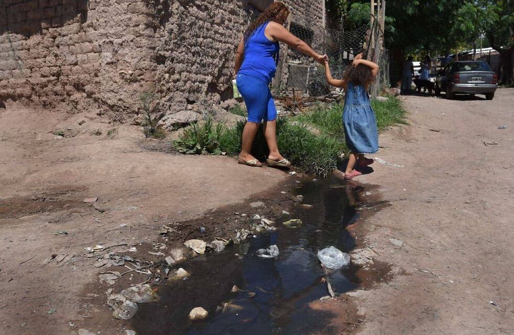 El ataque ocurrió en el Barrio Olivares (Ciudad) y a la víctima le efectuaron dos disparos ni bien abrió la puerta de su casa. Foto: Imagen ilustrativa / Archivo Los Andes.