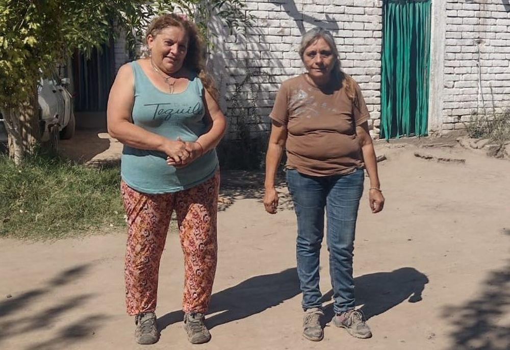 Liliana Chávez y Silvia Estela Funes, las vecinas que están al borde de la expropiación. (Enrique Pfaab - Los Andes) 