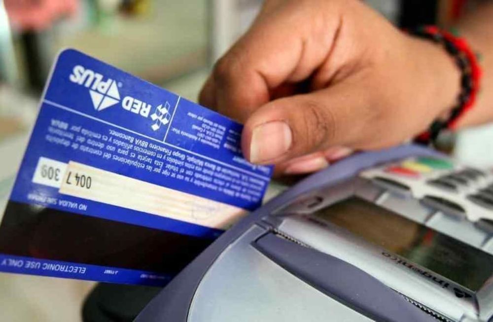 “Pagar el mínimo de la tarjeta”  y dejar los pagos para más adelante, genera cargos por un 80% anual; esto se debe a que la tasa aumentó al 53%, pero luego de sumarle el IVA y las comisiones bancarias se puede incluso superar ese porcentaje. (La Voz/Archivo)