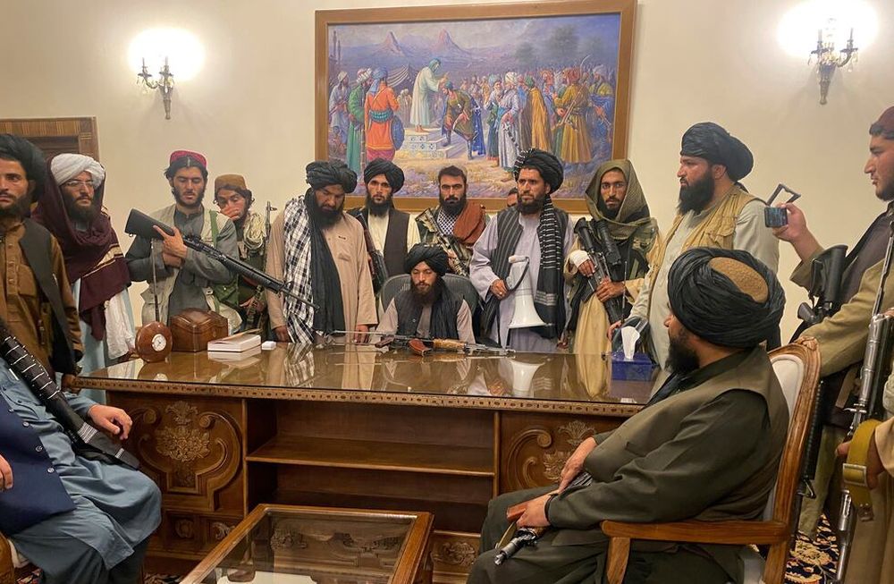 Representantes del gobierno talibán