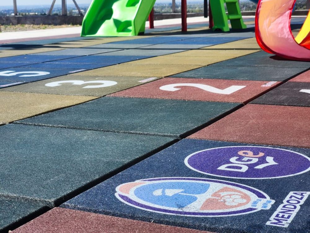La provincia avanza con un plan que combina sostenibilidad, inclusión y seguridad infantil: la instalación de pisos de caucho reciclado en jardines de nivel inicial.  Foto: Gobierno de Mendoza