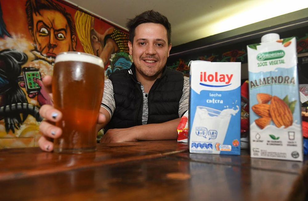 David Agüero visitó el comedor Arco Iris y supo que tenía que hacer algo para ayudar en su bar. Ahora aspira a que el proyecto crezca y otras bares se sumen a la iniciativa. Foto: José Gutierrez / Los Andes