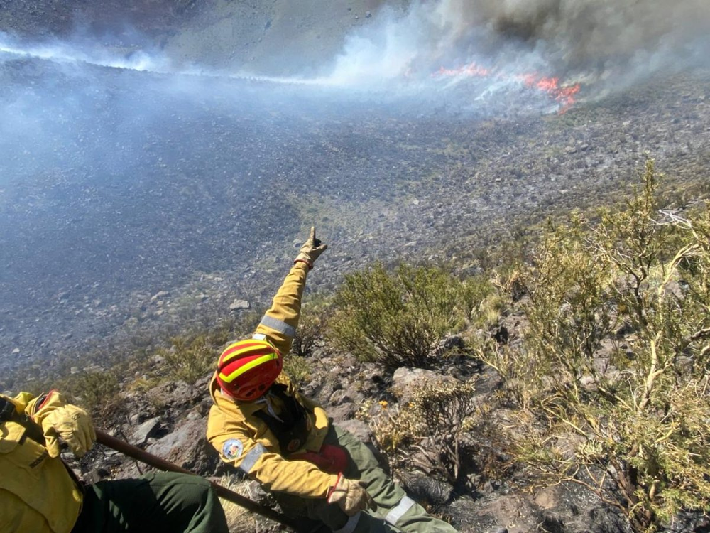 Lograron contener el incendio en la zona de Cerro Nevado, Monte Comán
