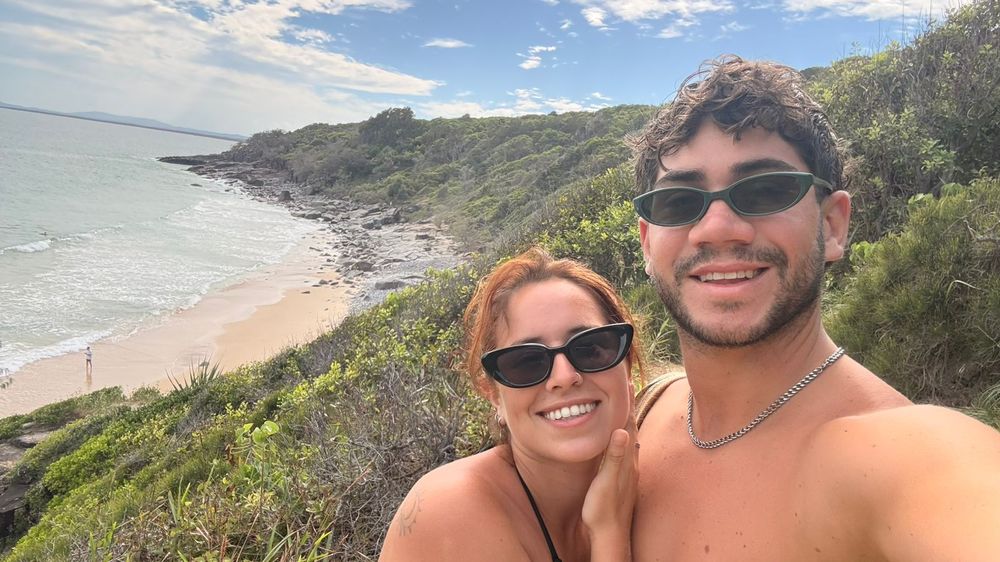 Bruno junto a su novia Valentina en una playa de  Australia