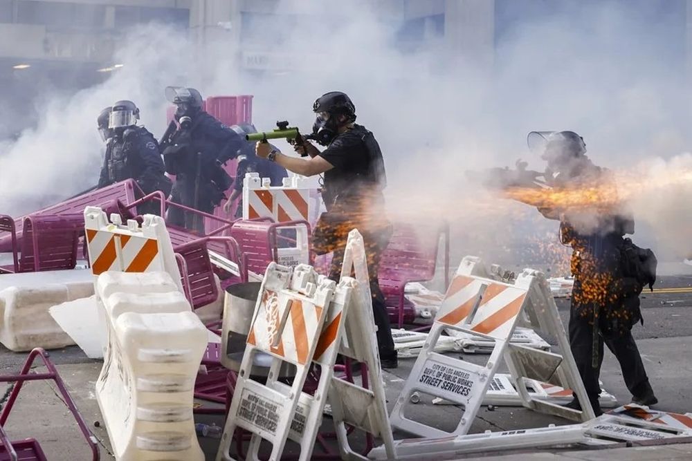 Miembros de la Policía en medio de las protestas en Los Ángeles.