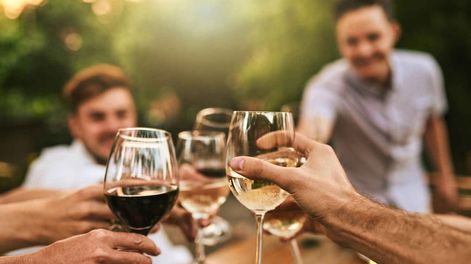 Sábado fresco y lluvioso... ¿qué mejor plan que reunirse a brindar con amigos?.