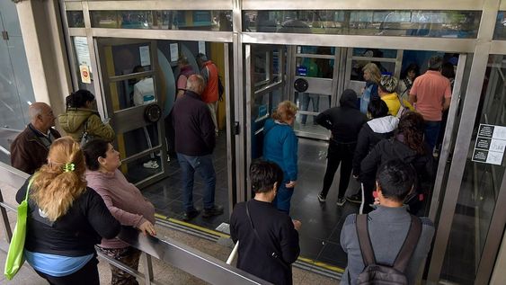 Cuándo cobro Anses: calendario de pagos a jubilados, pensionados y titulares de AUH en marzo de 2024 - Orlando Pelichotti / Los Andes