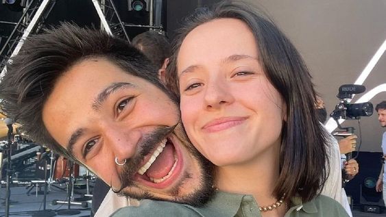 El matrimonio asistió a los Latin Grammy y dio la nota por sus alocados atuendos.