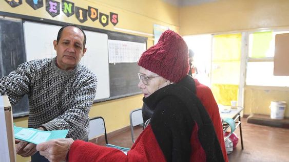 Elecciones provinciales PASO 2023 en la provincia de Mendoza.En la Escuela Rafael Obligado de Guaymallén, Los votantes ingresaban para votar en una mañana electoral tranquila pero fría.Hilda, una abuela de 85 años en el momento de emitir su votoFoto: José Gutierrez / Los Andes