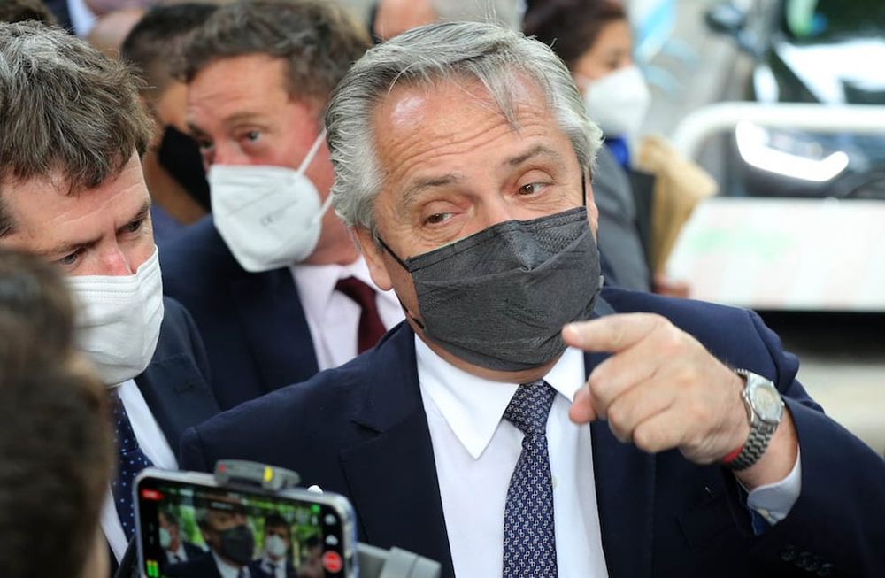 Alberto Fernández, en su última gira por España. En caso de no mejorar la situación sanitaria, analiza un modelo de cierres intermitentes como el de allá. (Clarín)