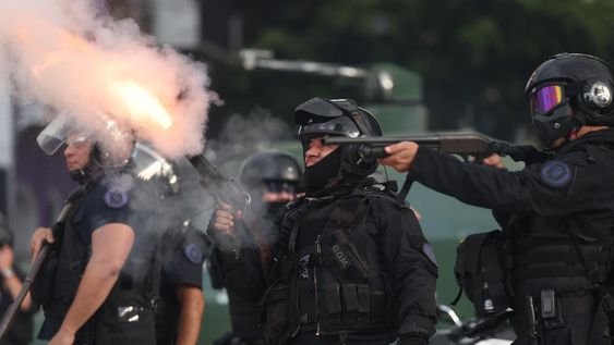 Miembros de la policía argentina enfrentan a manifestantes este miércoles, frente al Congreso de la Nación en Buenos Aires&nbsp;