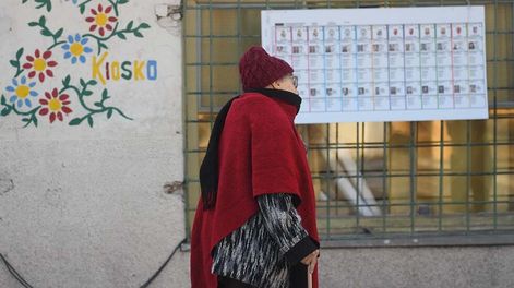 Elecciones provinciales PASO 2023 en la provincia de Mendoza.En la Escuela Rafael Obligado de Guaymallén, Los votantes ingresaban para votar en una mañana electoral tranquila pero fría.Foto: José Gutierrez / Los Andes