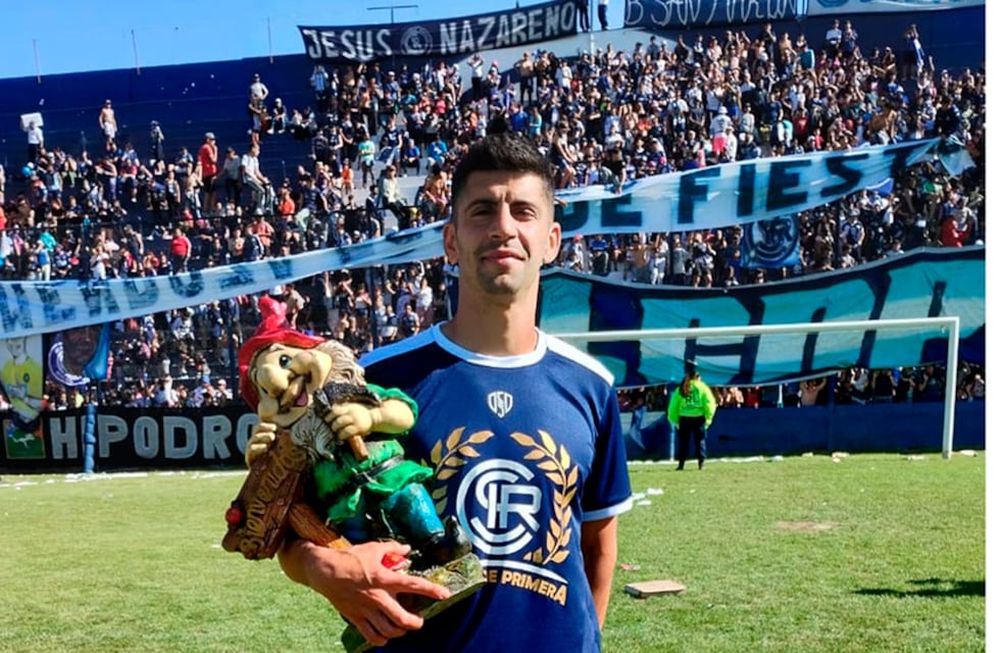 Luciano Abecasis fue uno de los jugadores claves en Independiente y, contó que a diario, al llegar y salir de la entidad del Parque, siempre saludó al duende de los ascensos.