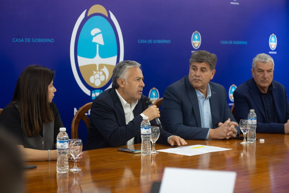 El gobernador Alfredo Cornejo encabezó el acto junto al intendente de Junín, Mario Abed; la subsecretaria de Infraestructura, Marité Badui; y el titular de Vialidad Provincial, Osvaldo Romagnoli.
