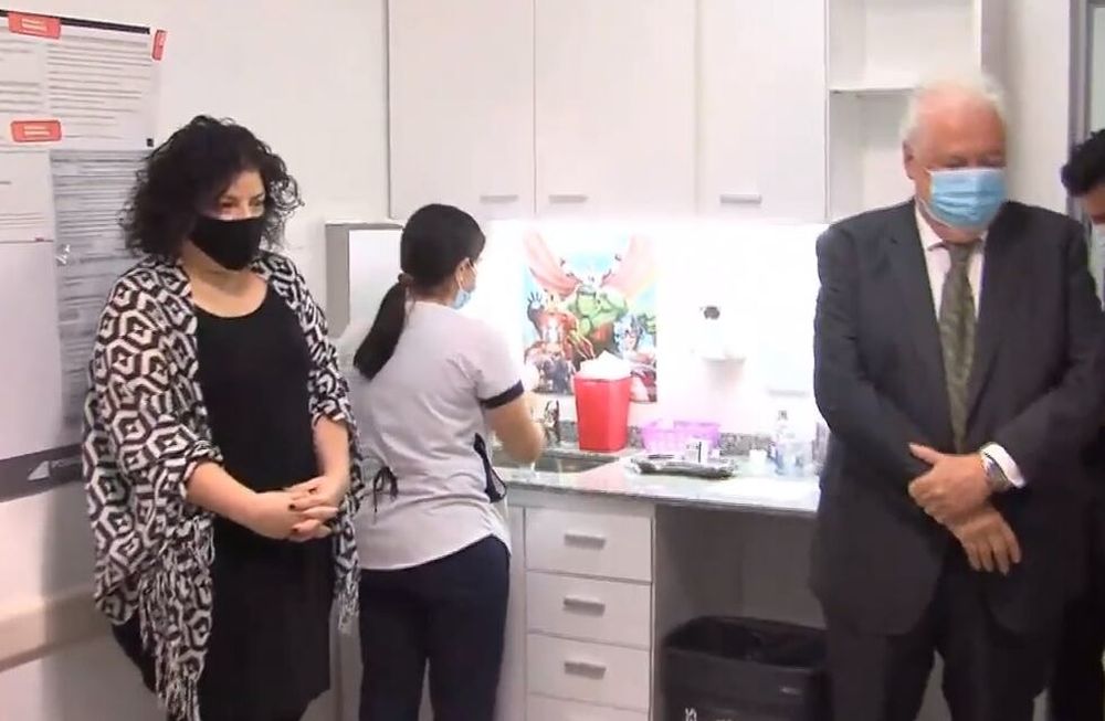 El ministro González García presenció el inicio plan de vacunación nacional y destacó “la equidad” del operativo