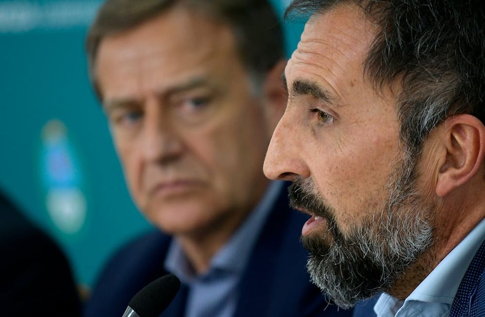 Alejandro Gallego, presidente de AySAM presentó el plan para mejorar la oferta de agua potable junto al  gobernador Rodolfo Suárez, Foto: Orlando Pelichotti / Los Andes