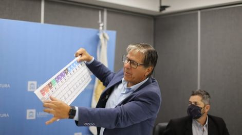 Marcelo Rubio, senador provincial de Cambia Mendoza presenta un modelo de Boleta Única. Gentileza Prensa Legislatura