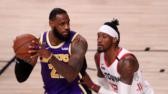 LeBron James no tuvo una noche de esplendor pero fue el más regular de los Rockets anotando 20 puntos. Sin embargo, la defensa de Robert Covington lo frenó. /AFP