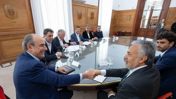 El Jefe de Gabinete Guillermo Francos y el gobernador Alfredo Cornejo en la firma del convenio por obras públicas. Foto: X @alfredocornejo