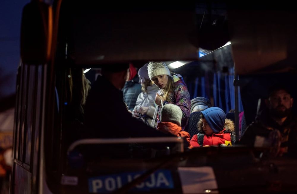 Refugiados que huyeron de Ucrania a Polonia. Este sábado, siete civiles murieron mientras intentaban escapar de una ciudad en la región de Kiev. (AP Photo/Petros Giannakouris)
